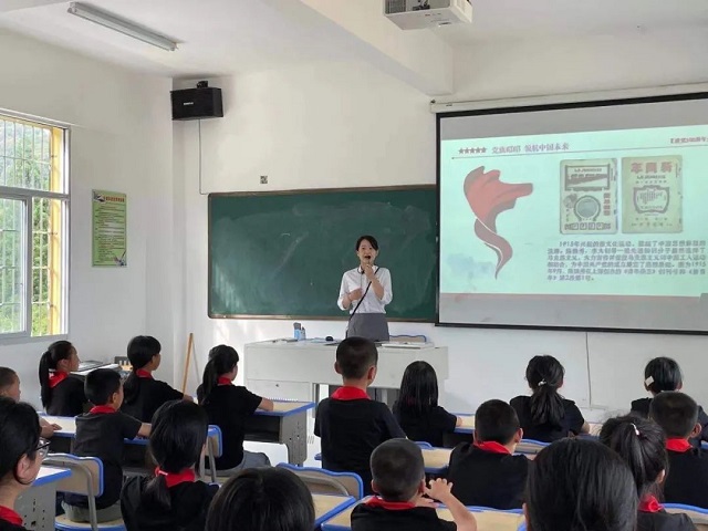 紅色宣講進校園2.jpg