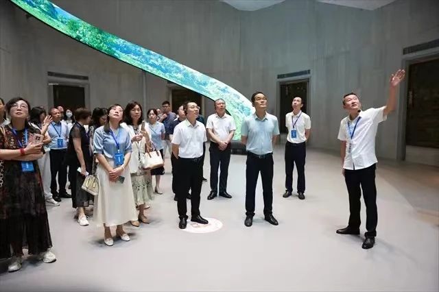 傅柒生和趙大建、谷國(guó)海等順昌縣領(lǐng)導(dǎo)共同參觀順昌縣博物館新館陳列展覽.jpg